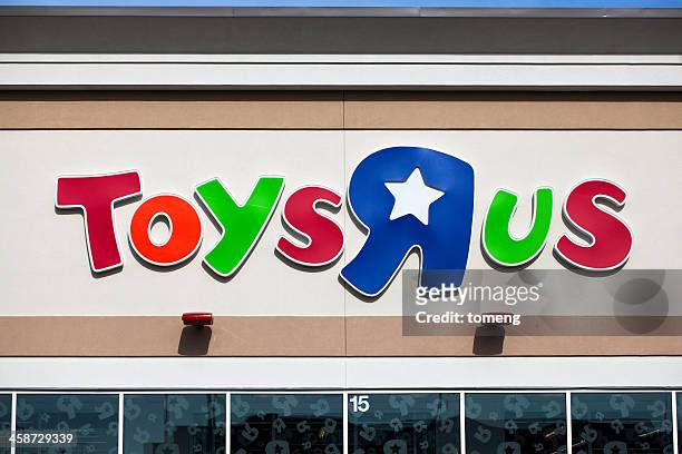 toys r us signage - toys r us stock pictures, royalty-free photos & images