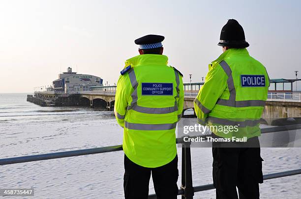 policía en la nieve en bournemouth muelle - dorset - uk fotografías e imágenes de stock