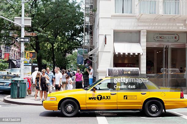 pedoni su prince street, new york. - yellow taxi foto e immagini stock