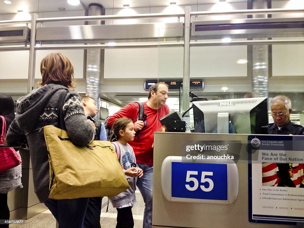 USA.  Einwanderung officer, die Dokumente von Touristen