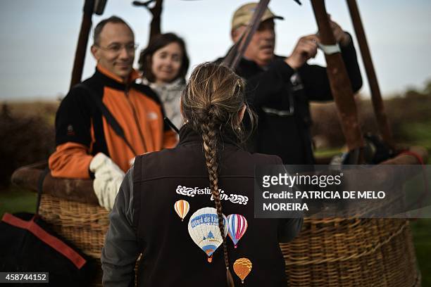 Passengers and pilots of a hotair ballonn stand inside the basket for take off during the 18th International Festival of Hot Air Balloons in Alter do...