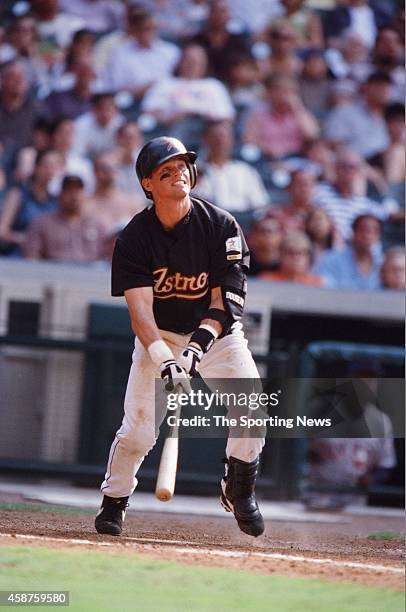 Craig Biggio of the Houston Astros runs against the San Diego Padres on April 23, 2000 in San Diego, California.