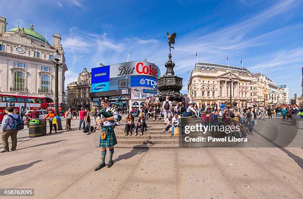 tourists in piccadilly circus - piccadilly circus stock-fotos und bilder