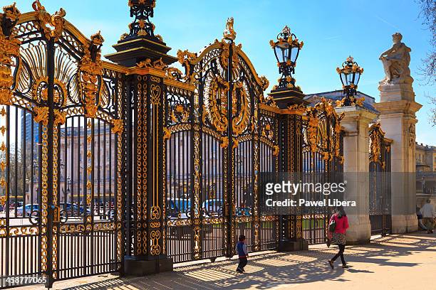 ornate gates to the green park in london - buckingham palace gates stock pictures, royalty-free photos & images