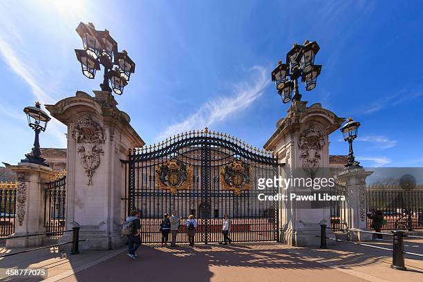 gates to the buckingham palace in london - buckingham palace gates stock pictures, royalty-free photos & images