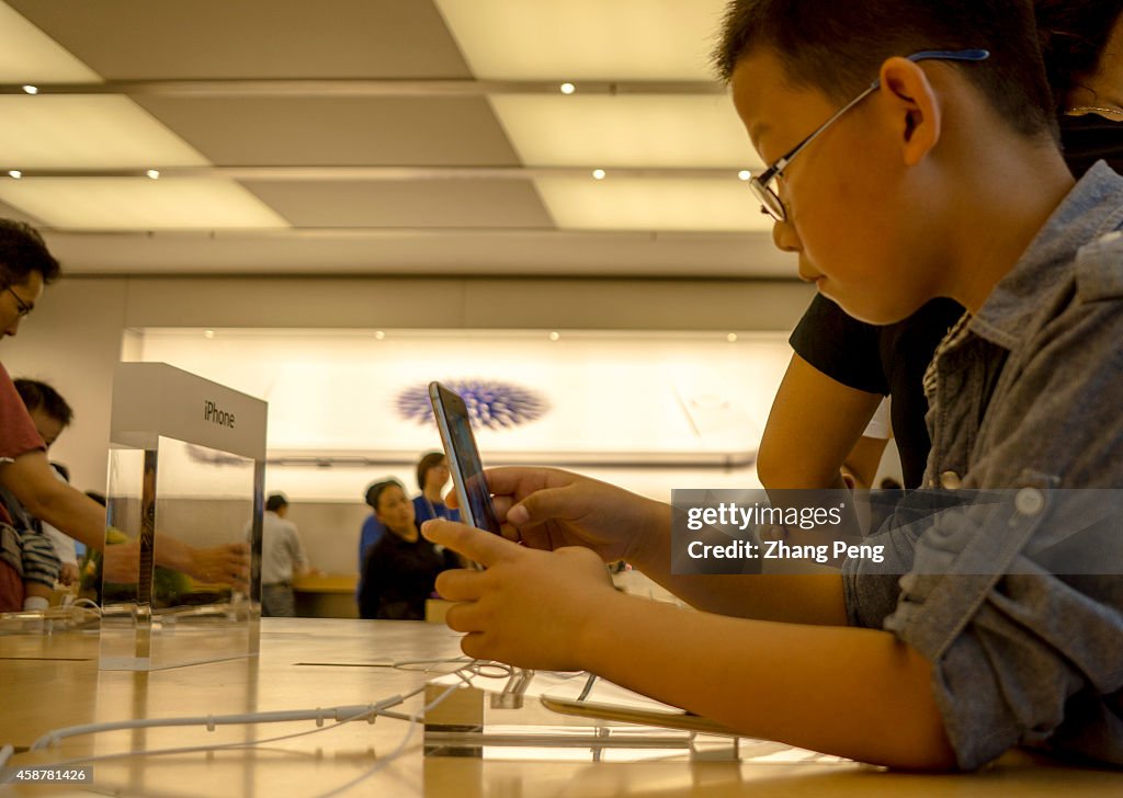 Chinese consumers are trying out iPhone 6 in an apple store...