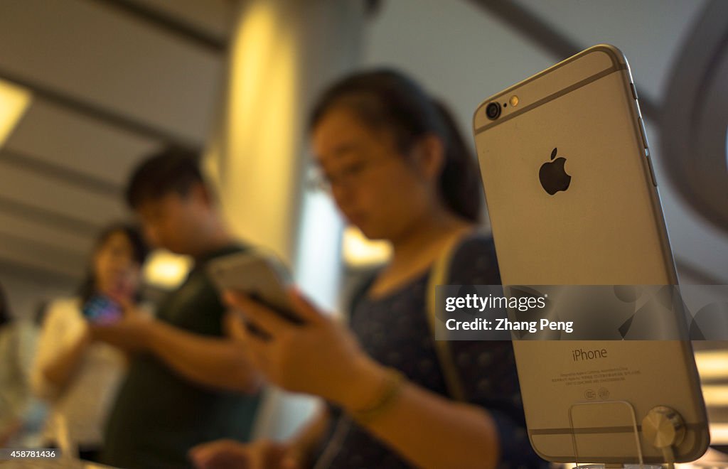 Chinese consumers are trying out iPhone 6 in an apple store...
