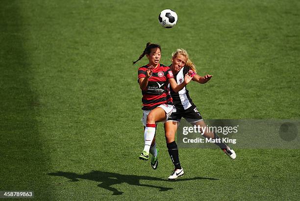 Shawna Gordon of the Wanderers competes with Gema Simon of the Jets during the round six A-League match between the Western Sydney Wanderers and the...