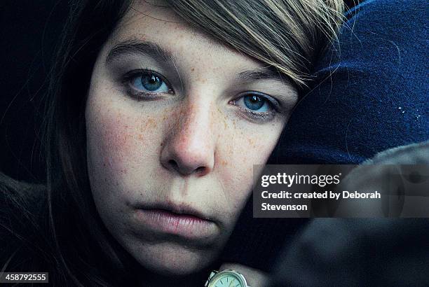 brown haired blue eyed girl - brown hair blue eyed girl stock pictures, royalty-free photos & images