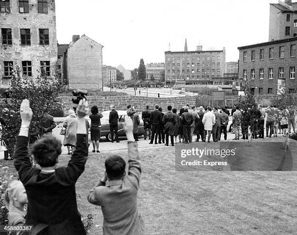 vopos break up crowds on berlin border - berlin wall stock pictures, royalty-free photos & images