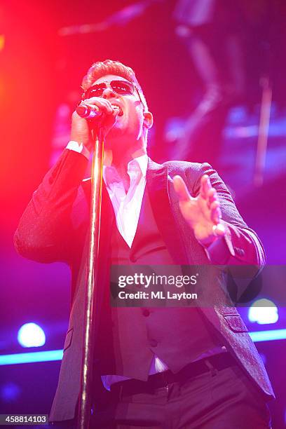 Robin Thicke performs at Hot 99.5's Jingle Ball 2013 at Verizon Center on December 16, 2013 in Washington, DC.