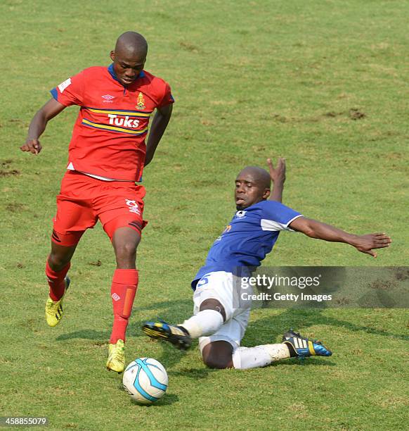 Mpho Matsi of Tuks and Sandile Zuke of Aces during the Absa Premiership match between University of Pretoria and Black Aces at Tuks Stadium on...