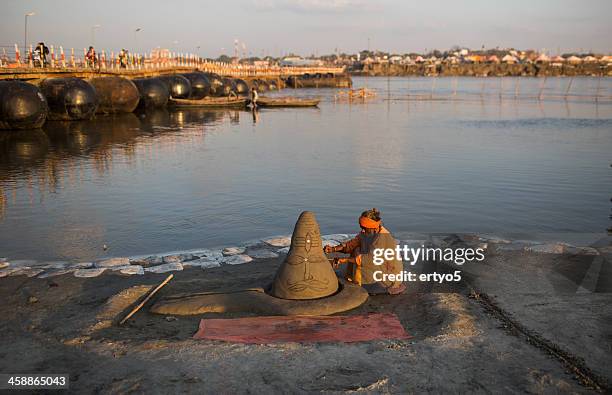 hindu sadhu-anhängerin liegt am ufer - kumbh mela at allahabad stock-fotos und bilder