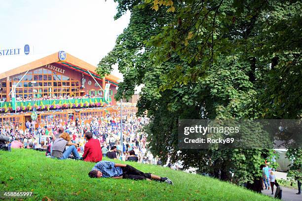 betrunken menschen auf das oktoberfest - bier fasching stock-fotos und bilder