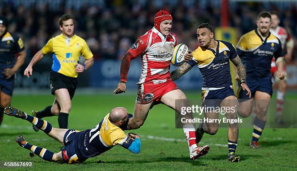 Rob Cook of Gloucester charges upfield as Paul Hodgson and James Stephenson of Worcester defend during the Aviva Premiership match between Gloucester...