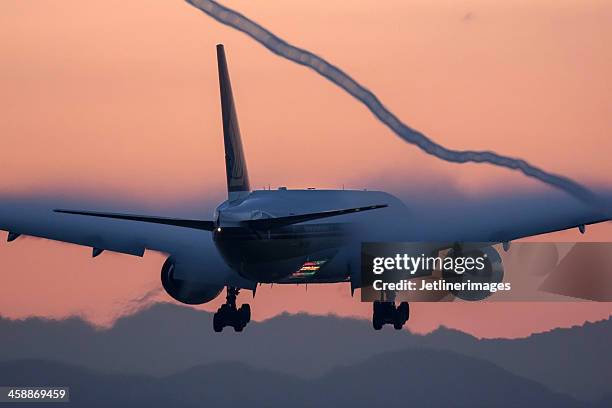 singapore airlines boeing 777-300er - boeing 777 images stock pictures, royalty-free photos & images