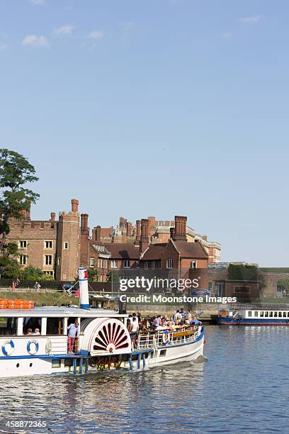 hampton court palace in richmond-upon-thames, london - hampton court stock-fotos und bilder