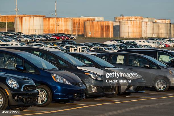 sub-kompakten autos - limousine familienfahrzeug stock-fotos und bilder