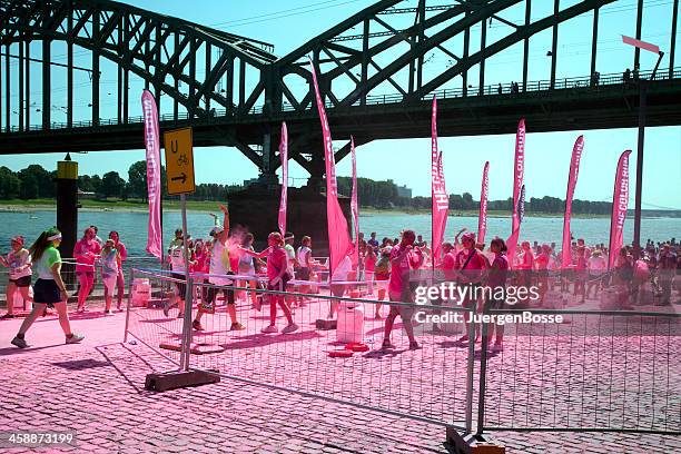 the color run in cologne - the color run cologne stockfoto's en -beelden