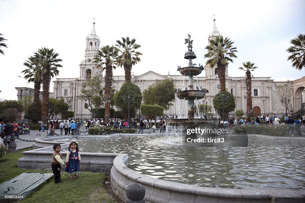 Tauben auf den Brunnen auf der Plaza De Armas Arequipa