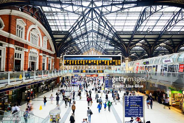 crowd in liverpool street railway station, london - england - eurostar stockfoto's en -beelden