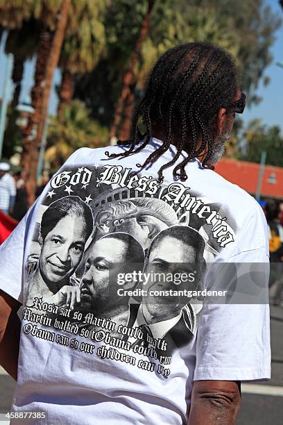 der black history month t-shirt auf die parade - celebrates black history month stock-fotos und bilder