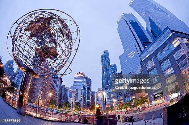rond-point columbus circle globe sculpture d'acier, new york city, états-unis - columbus circle photos et images de collection