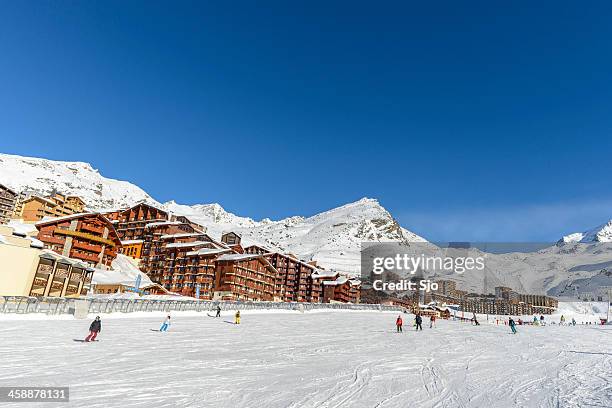 val thorens ski slope - val thorens stock pictures, royalty-free photos & images