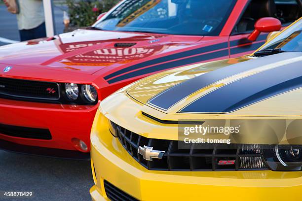 chevrolet camaro ss and dodge challenger rt - chevrolet-camaro-super-sport stockfoto's en -beelden