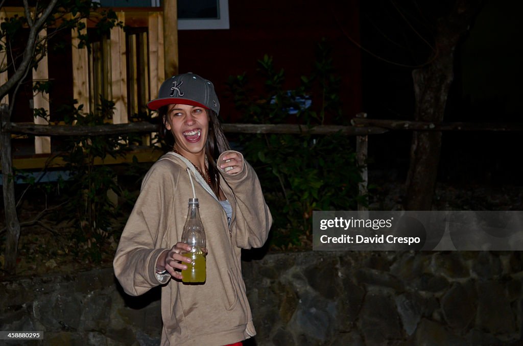 Teenager mit einer Flasche Wein