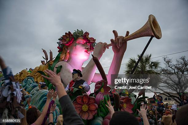 mardi gras parade-krewe der bluebell wood - mardi gras stock-fotos und bilder