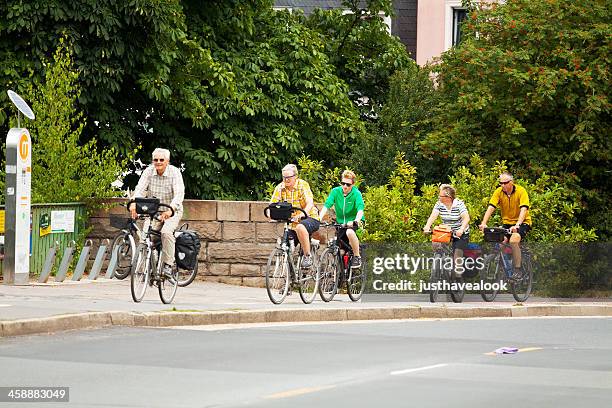 family cycling - senior essen stockfoto's en -beelden