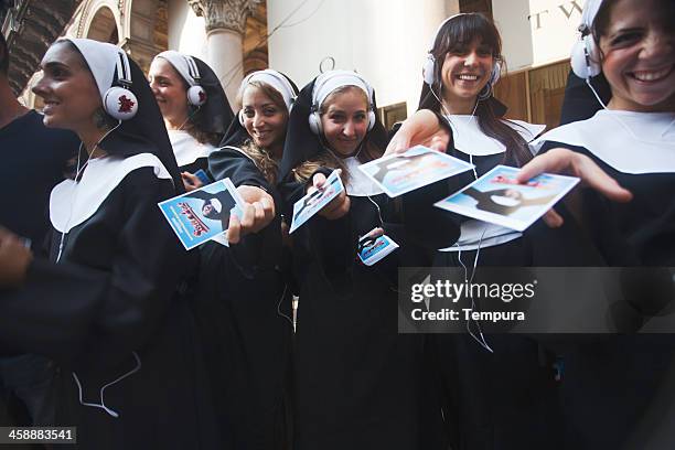 sister act religieuses promotion. - sister act comédie musicale photos et images de collection