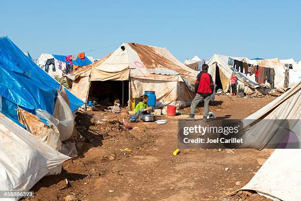 sirio niños en el campo de refugiados atestado - campo de refugiados fotografías e imágenes de stock