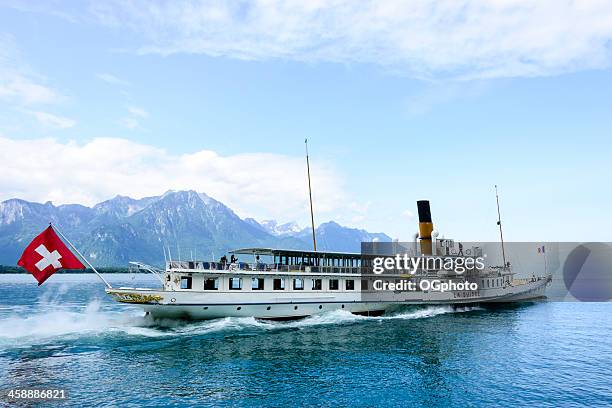 fähre überquert den genfer see, die zwischen der schweiz und in frankreich - raddampfer stock-fotos und bilder