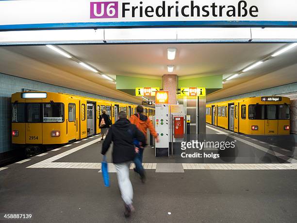 people running to board ubahn (subway) station, berlin, germany - ubahn station stockfoto's en -beelden