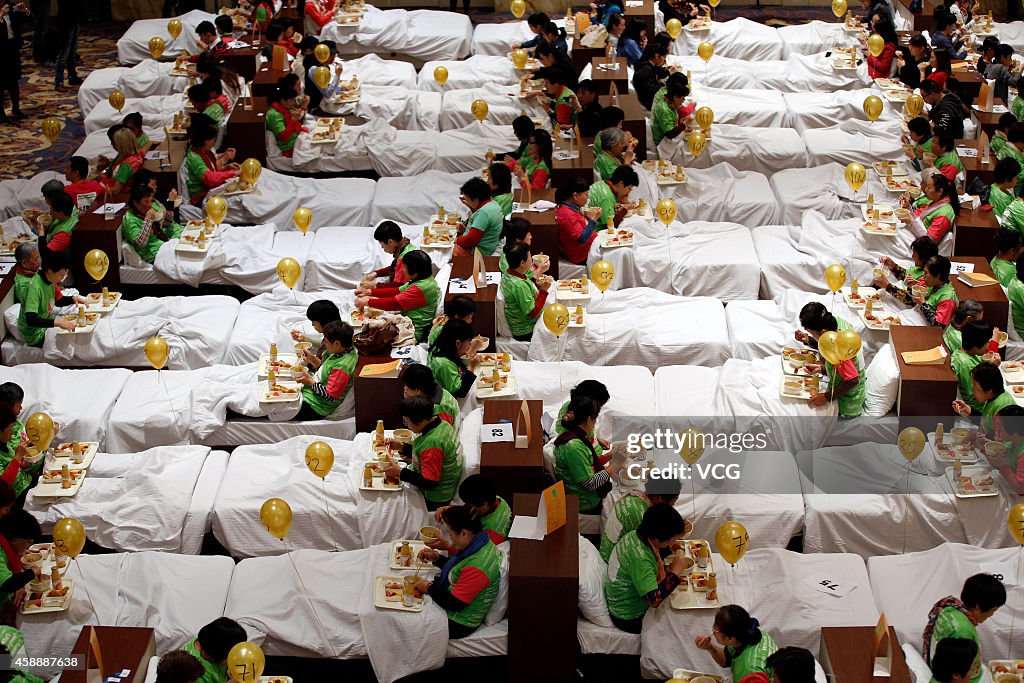 Dining In Bed For New Guinness Record In Shanghai