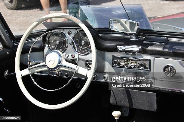 cockpit d'une mercedes-benz 190 sl cabrio rétro. - gear shift classic car photos et images de collection