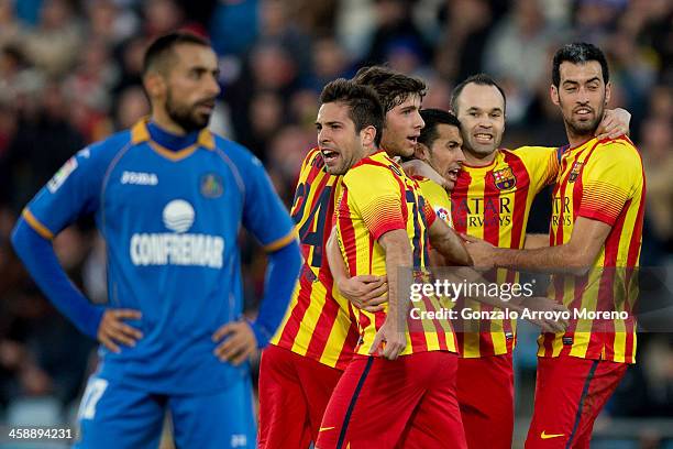 Pedro Rodriguez Ledesma of Barcelona celebrates scoring their second goal with team-mates Jordi Alba , Sergi Roberto , Andres Iniesta and Sergio...