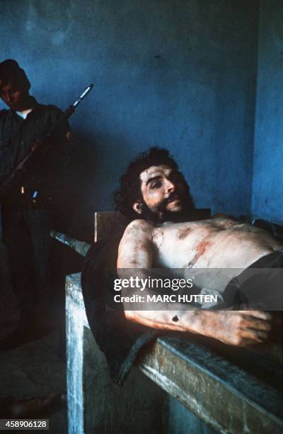 The body of Ernesto "Che" Guevara, the Argentine-born hero of Latin American revolutionaries is on public display in the makeshift morgue 10 October...