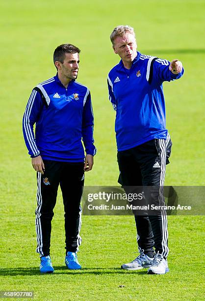 New manager David Moyes talks with translator Erik Bretos during a Real Sociedad training session at the Zubieta training ground on November 13, 2014...