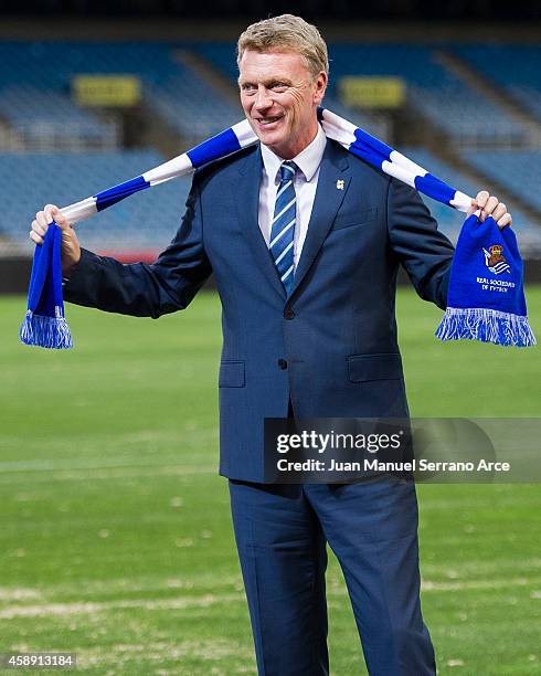 David Moyes poses with a scarf during presented as Real Sociedad's new head coach at Estadio Anoeta on November 13, 2014 in San Sebastian, Spain.