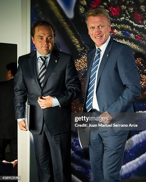 Real Sociedad president Jokin Aperribay poses with Real Sociedad's new head coach David Moyes at Estadio Anoeta on November 13, 2014 in San...