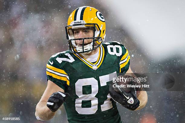 Jordy Nelson of the Green Bay Packers runs the ball after catching a pass against the Pittsburgh Steelers at Lambeau Field on December 22, 2013 in...