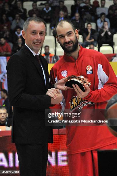 Milan Tomits, Head Coach of Olympiacos Piraeus gives the MVP award to Vassilis Spanoulis, #7 of Olympiacos Piraeus during the 2014-2015 Turkish...