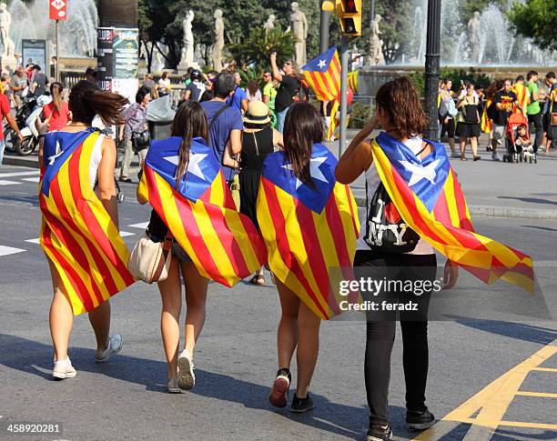 adolescente usando estelada gilrs - catalonia fotografías e imágenes de stock