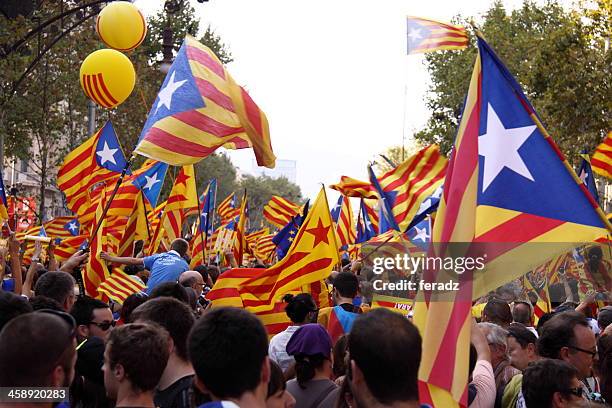 célébrer la fête nationale de la catalogne - catalan national day celebrations photos et images de collection