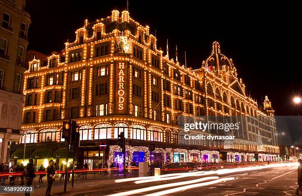 grand magasin harrods de nuit, noël, londres - london at christmas photos et images de collection