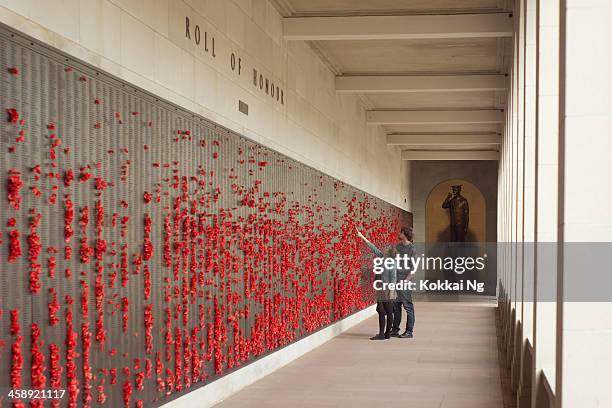 monumento de guerra australiano-pared de memoria - armistice day fotografías e imágenes de stock