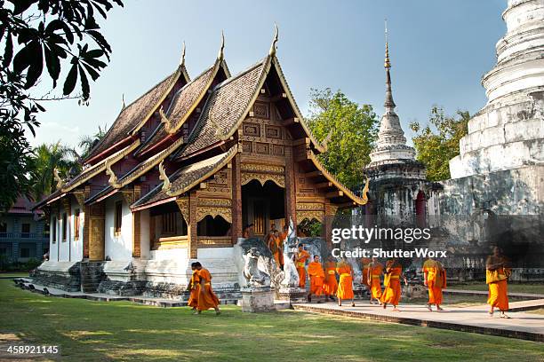 antigo templo tailandês - província de chiang mai - fotografias e filmes do acervo